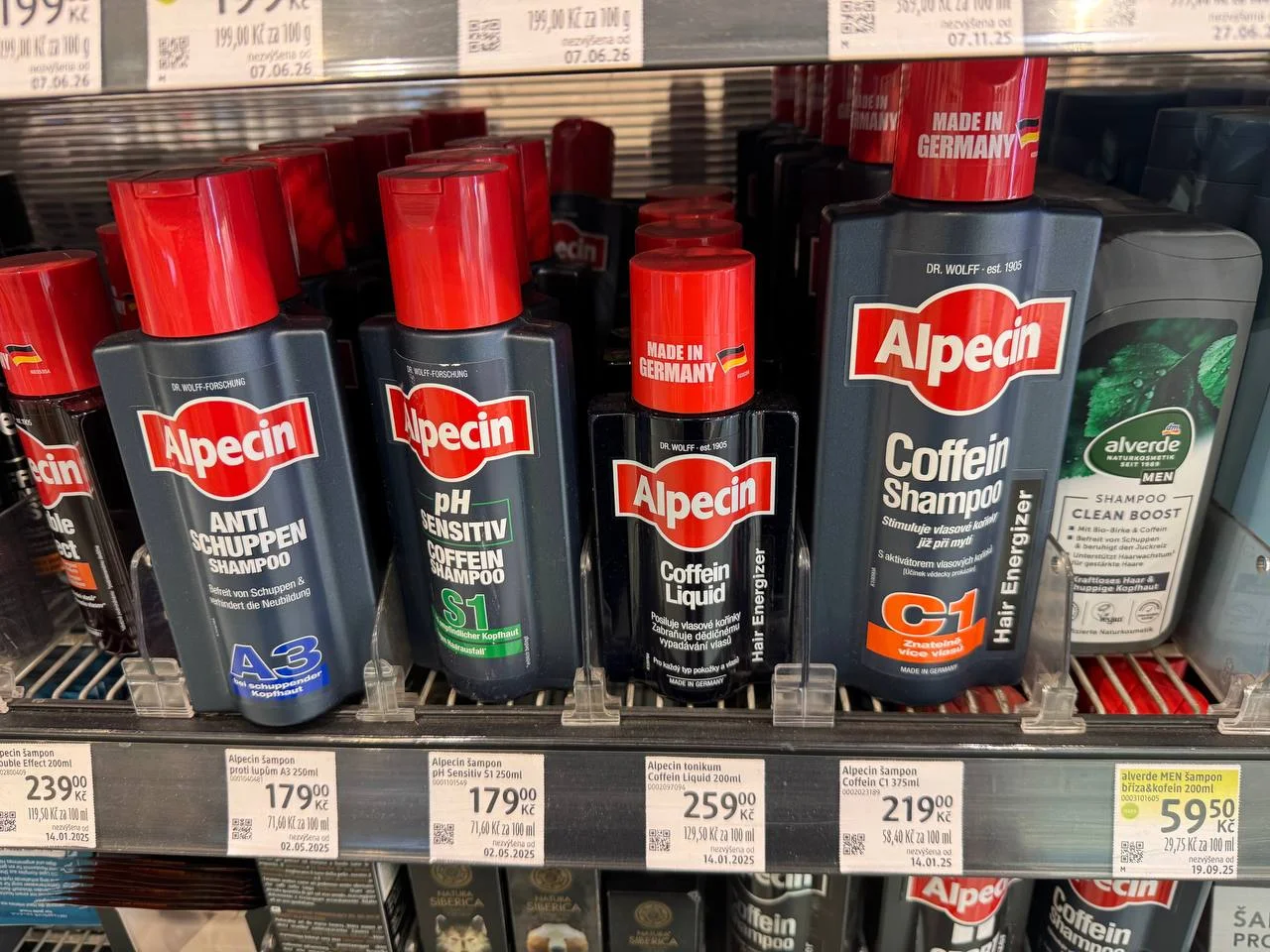 체코 매장 진열대의 Alpecin A3, pH Sensitive S1, Coffein Liquid, C1과 가격표